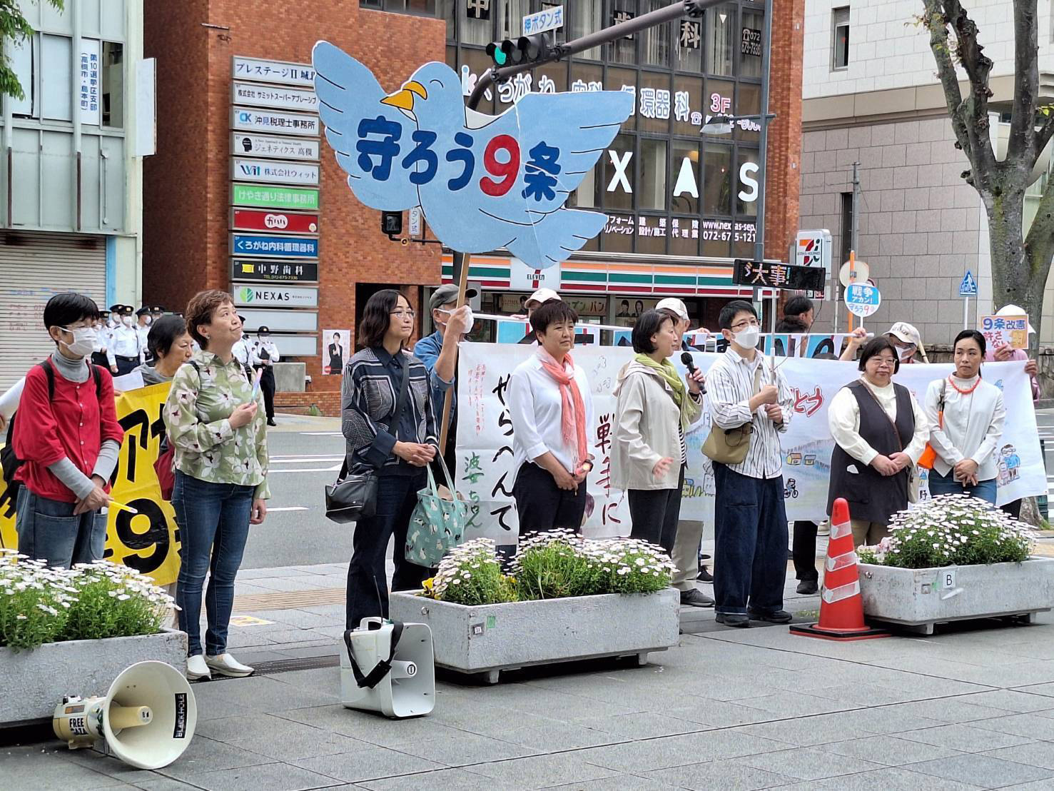 ４・19アクション行動の写真。市役所前。