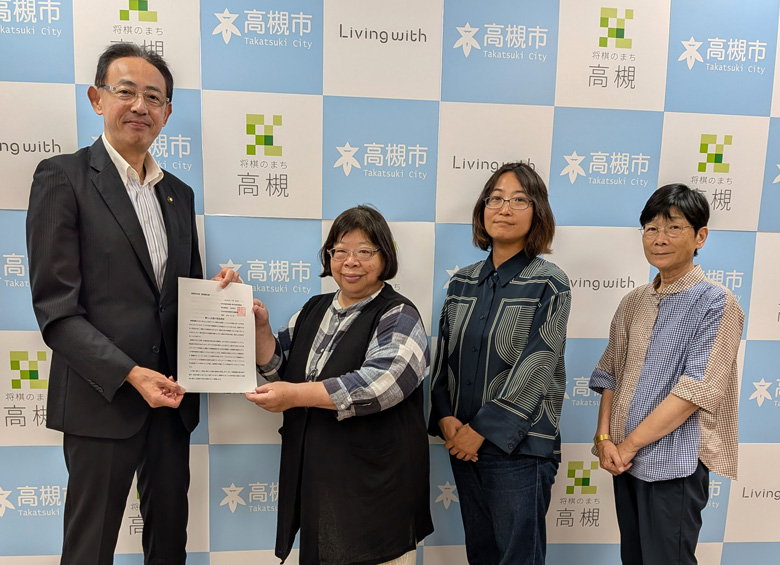 左、濱田市長。右、要望書を手渡す日本共産党高槻市会議員団