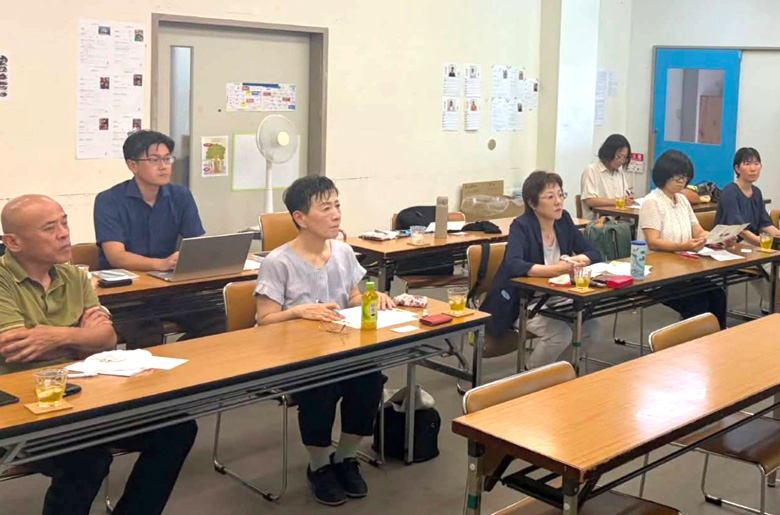 視察する石川たえ府会議員（中央、奥から３人目）