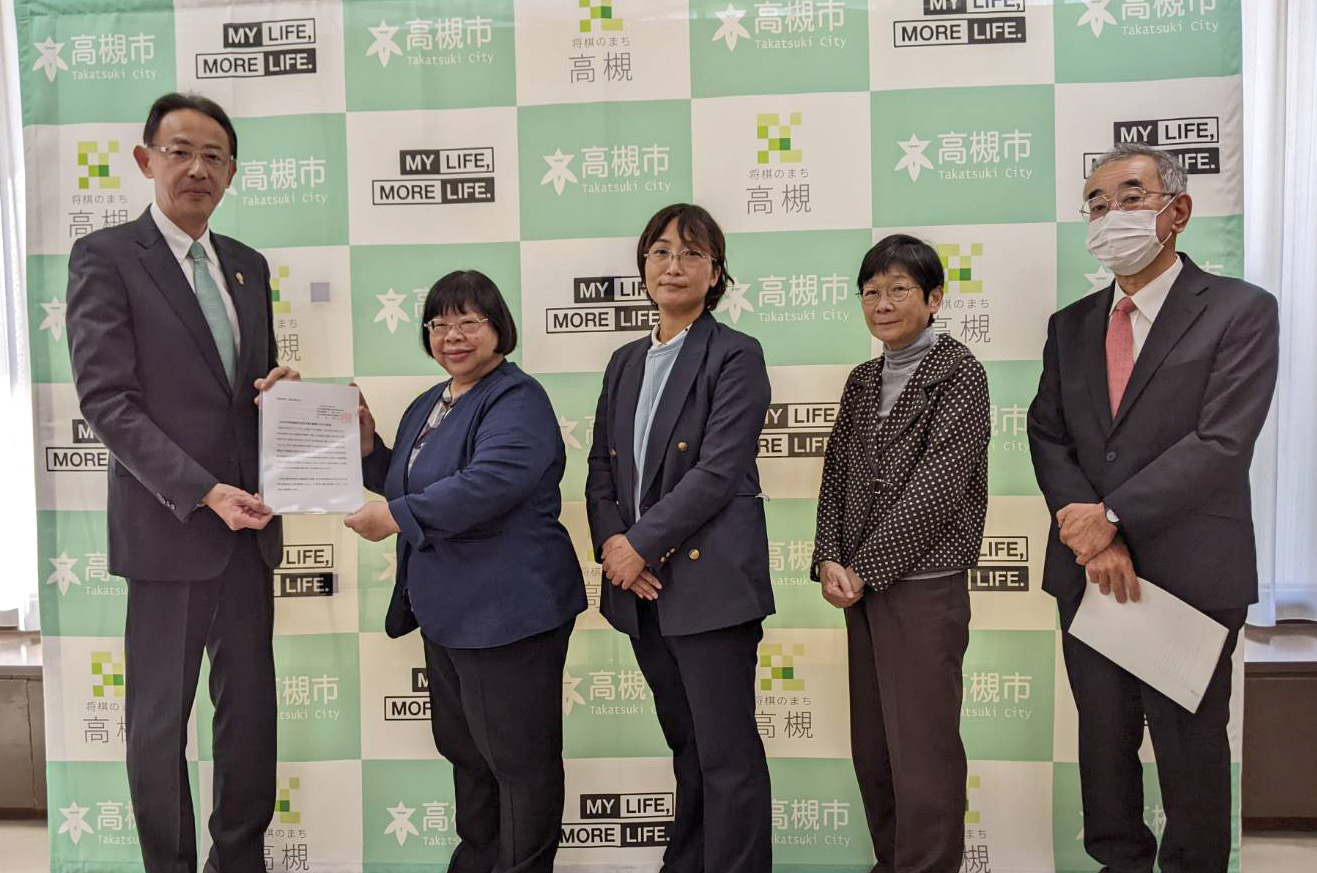 １１月３０日に提出の写真。左から濱田市長、中村れい子、きよた純子、出町ゆかり、地区委員